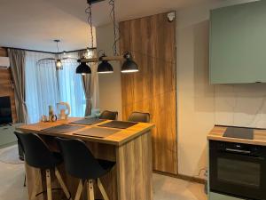 Luxurious, modern and spacious apartment for up to 4 with private office at Secret Garden, Green Life