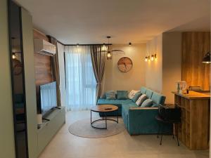 Luxurious, modern and spacious apartment for up to 4 with private office at Secret Garden, Green Life