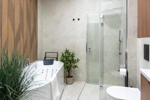 Granaria Premium Suite with Jacuzzi and Patio - Gdansk Old Town by Lion Apartments