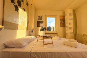 Charming 2BR Home Terrace & Great Lake View