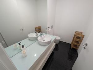 Modern Luxury Flat with Two Ensuite Bedrooms Pool