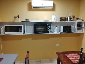Mi Hábitat Lambaré - Habitaciones con Baño Privado, Cocina y Comedor equipados con electrodomésticos, con Quincho al Aire Libre