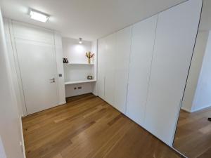 Modern Luxury Flat with Two Ensuite Bedrooms Pool
