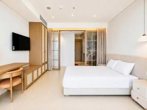 An apartment with a panorama sea view at Paramount tower