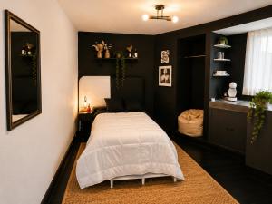 Art gallery suite & coffee