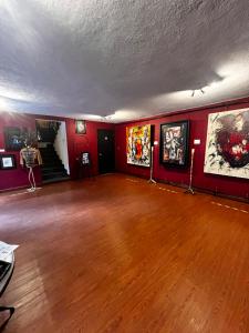 Art gallery suite & coffee
