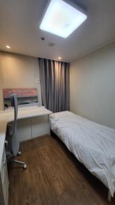 The Mono, 3min walk from Sinchon Station Line2, Entire Private Studio #신촌 #연대 #홍대