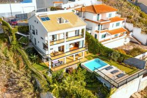 Spacious house with sea view in Caniço + private pool