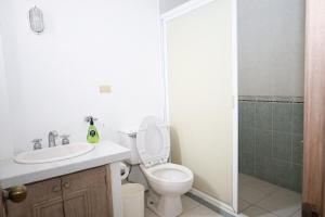 Alberca 24-7, tres recámaras con baño cada una, 8 huéspedes, zona top