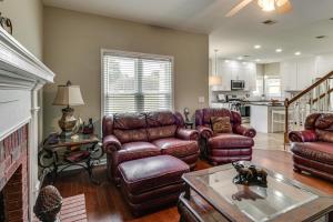 8 Mi to Marietta: Spacious Powder Springs Home