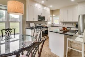 8 Mi to Marietta: Spacious Powder Springs Home