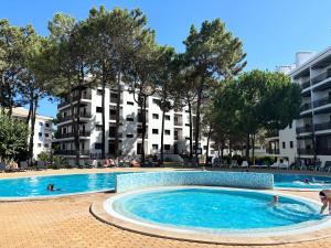 Seaside 1BDR w 2 bathrooms, pool