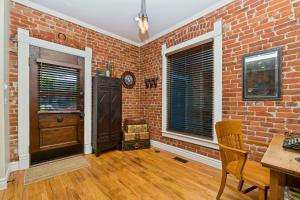 The Whittier Wonder, Artful and Dog Friendly