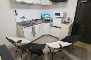 Sun & Moon Hotel 404 8 minutes to Haneda Airport, 12 minutes to Yokohama, 35 minutes to Asakusa, no transfers