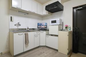 Sun & Moon Hotel 404 8 minutes to Haneda Airport, 12 minutes to Yokohama, 35 minutes to Asakusa, no transfers