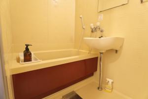 Sun & Moon Hotel 404 8 minutes to Haneda Airport, 12 minutes to Yokohama, 35 minutes to Asakusa, no transfers