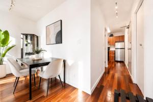 Stylish 1 Bedroom Steps from Gastown and Waterfront