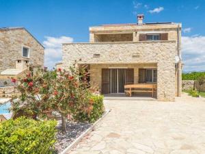 Villa in Privlaka with swimming pool