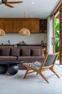 Terra Calma B - Stylish and Modern 2BR, 400m away from Seseh Beach