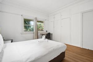 Double Bed Room - Easy Commute to Hurstville Station - Shared Bathroom