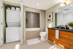 Modern City Escape 2BR Near Shopping and Dining