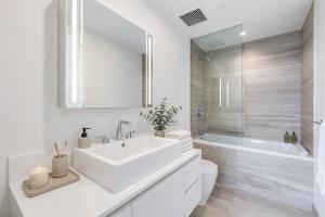 Modern City Escape 2BR Near Shopping and Dining