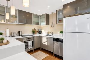 Modern City Escape 2BR Near Shopping and Dining