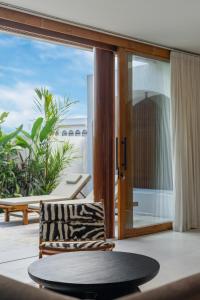 Terra Calma B - Stylish and Modern 2BR, 400m away from Seseh Beach