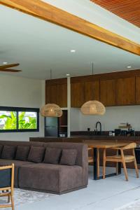 Terra Calma B - Stylish and Modern 2BR, 400m away from Seseh Beach