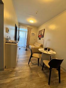 Havenest Gentry Manor 1BR with Pool, near Okada and MOA