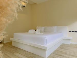 5 Minutes to Naiharn Beach, Private, Quiet and Cozy