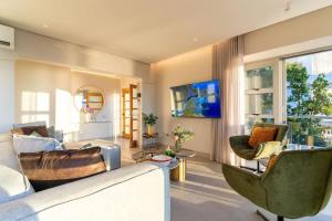 Lisburn on Clifton Villa - Ocean Views Sleeps 15