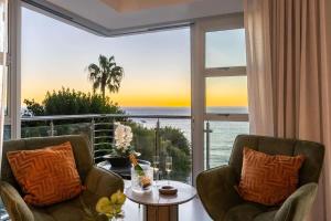 Lisburn on Clifton Villa - Ocean Views Sleeps 15