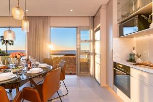 Lisburn on Clifton Villa - Ocean Views Sleeps 15