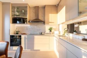 Lisburn on Clifton Villa - Ocean Views Sleeps 15