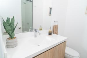 Modern 2BR Apt the HEART of Miraflores with AC