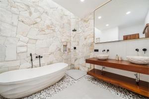 Villa Tombak - A Stylish & Modern 2BR Villa