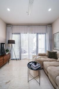 Modern 1BR with Spacious Living Room