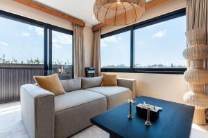 Brand-New Suites with Pool Minutes from Beach