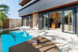 Brand-New Suites with Pool Minutes from Beach