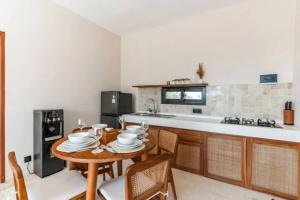 Wooden Charm 1BR Apartment with Pool at Balangan