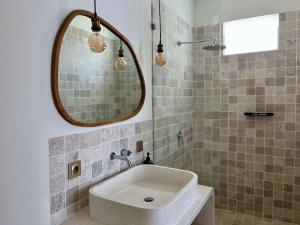 Chic 1BR Apt Near Nelayan Reef