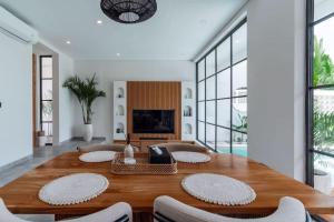Tropical Villa near Canggu with Rice Field Views