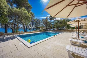 Beachfront Villa Nella