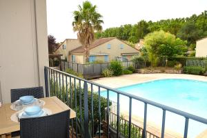 Joli T2 vue sur piscine pour 4, terrasse, parking, Beausset