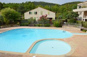 Joli T2 vue sur piscine pour 4, terrasse, parking, Beausset