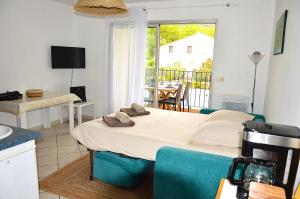 Joli T2 vue sur piscine pour 4, terrasse, parking, Beausset