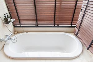 Spacious 1 Bedroom Rooftop Pool BTS Thonglor