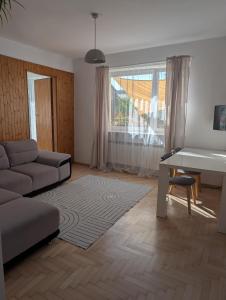 70m Komfortowy Apartament w Domu Jednorodzinnym do 8 osób - Ogród, Balkon, Parking i Atrakcje dla Dzieci