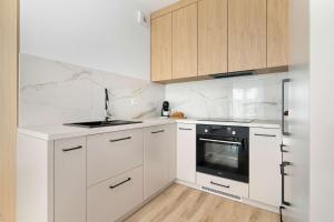 Cozy Apartment with Balcony with Underground Parking by Noclegi Renters